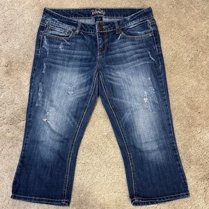 Vanity Dakota, Jean Capri